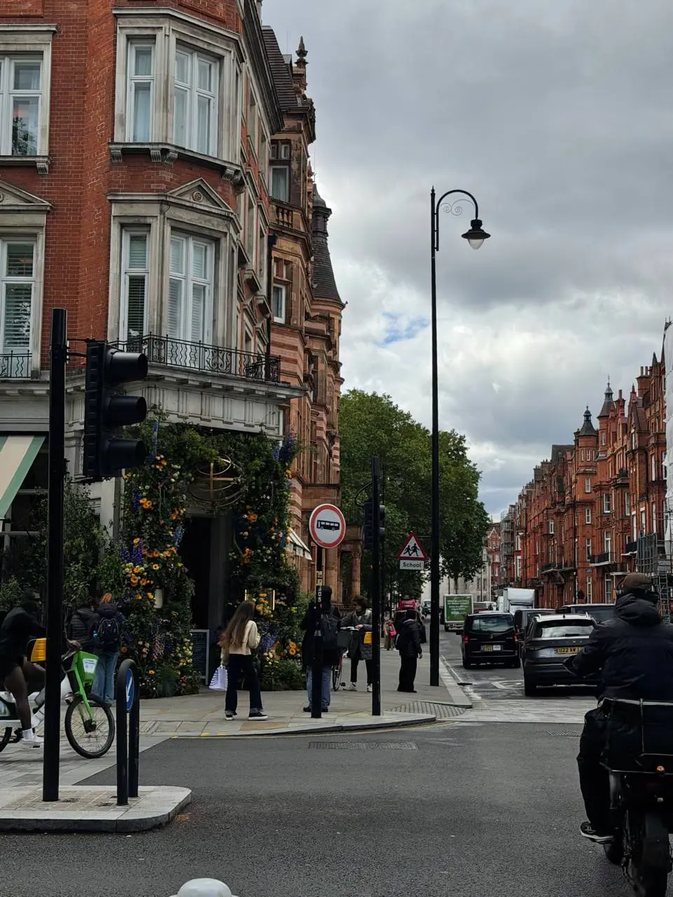 London is a capital of Great Britain
Я в Лондоне уже 4 дня — и пока нахожусь в приятном культурном шоке.
Город зелёный, чистый, люди очень доброжелательные | Сетка — социальная сеть от hh.ru