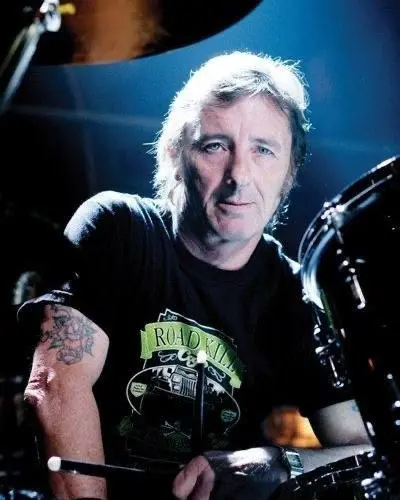 Сегодня 72 года исполняется легендарному барабанщику AC/DC — Филу Радду! 🥁 За его мощным звучанием и «железобетонным» грувом стоит интересный факт: в молодости он резал туши на скотобойне | Сетка — социальная сеть от hh.ru