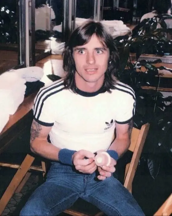 Сегодня 72 года исполняется легендарному барабанщику AC/DC — Филу Радду! 🥁 За его мощным звучанием и «железобетонным» грувом стоит интересный факт: в молодости он резал туши на скотобойне | Сетка — социальная сеть от hh.ru