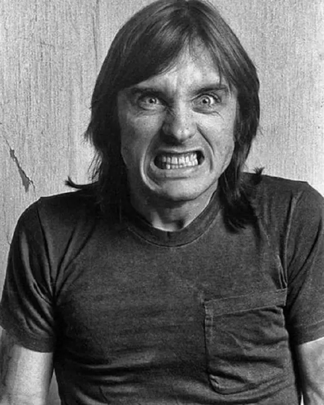 Сегодня 72 года исполняется легендарному барабанщику AC/DC — Филу Радду! 🥁 За его мощным звучанием и «железобетонным» грувом стоит интересный факт: в молодости он резал туши на скотобойне | Сетка — социальная сеть от hh.ru