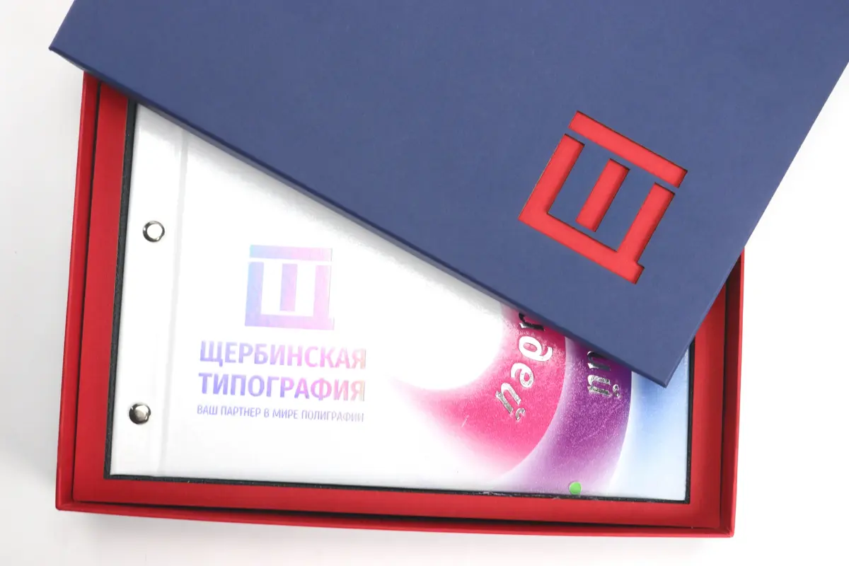 Подарочная коробка типа «крашка‑дно» с двойным дном и декоративной вырубкой. Комплектуется индивидуальным ложементом, точно повторяющим форму продукции, — для её надёжной фиксации.
—
🌐 t10 | Сетка — социальная сеть от hh.ru