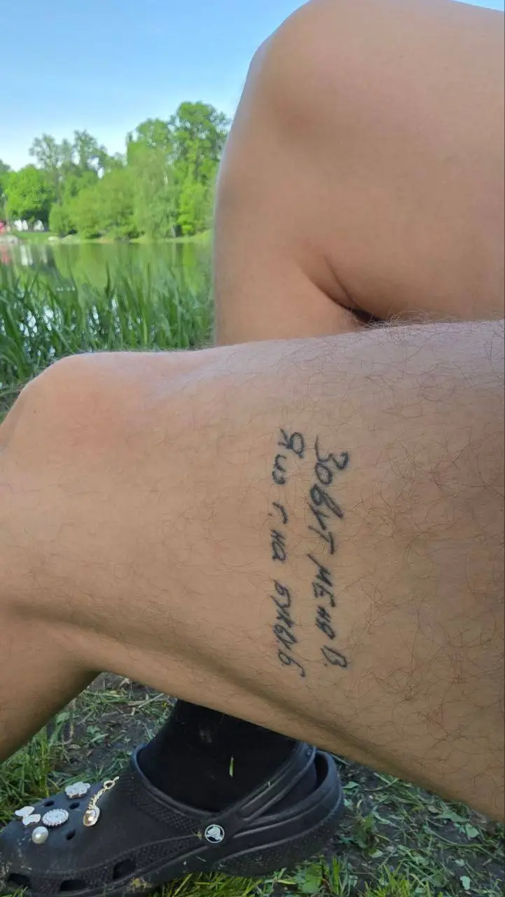 ШТО НОСЯТ ДИЗАЙНЕРЫ? В гостях — Влад Савин😆
кепка Lacoste 5к — взял из-за пхулого винтажного огромного крокодила. Заебок.
тельняжка 400 рублей, мужик типа
петличка DJI 25к — пишу рилсы на рыбалке | Сетка — социальная сеть от hh.ru