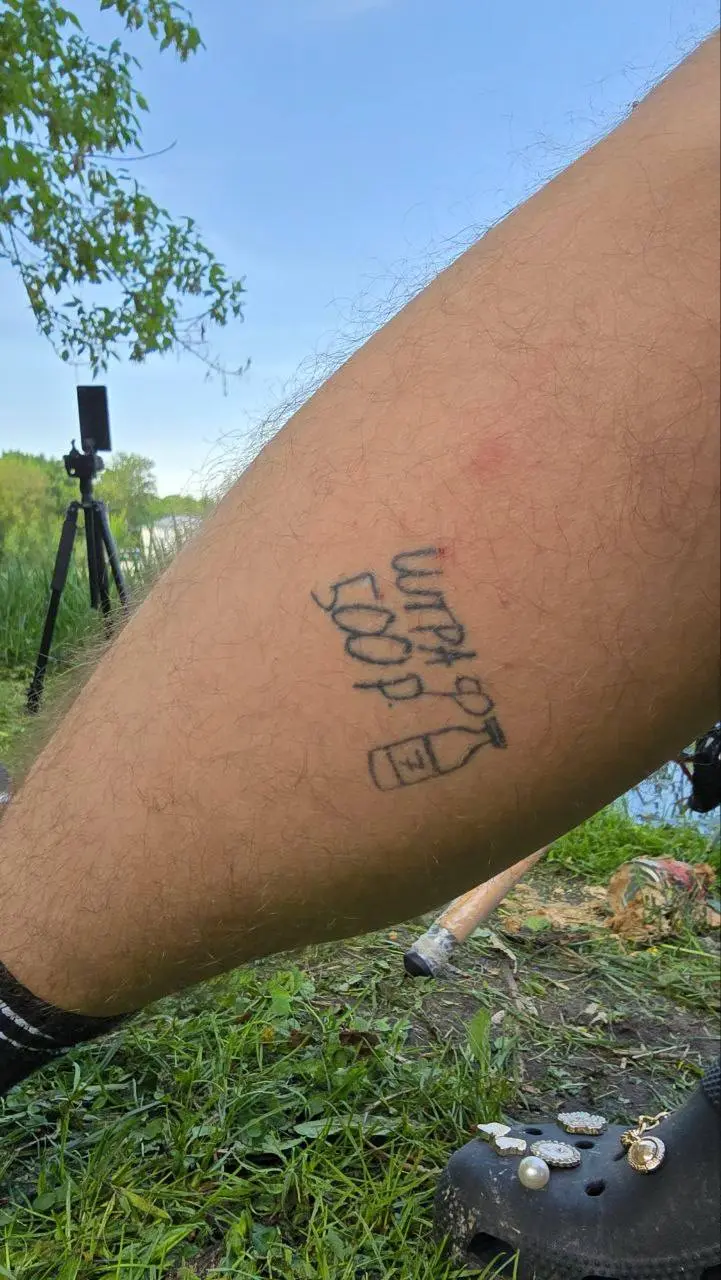 ШТО НОСЯТ ДИЗАЙНЕРЫ? В гостях — Влад Савин😆
кепка Lacoste 5к — взял из-за пхулого винтажного огромного крокодила. Заебок.
тельняжка 400 рублей, мужик типа
петличка DJI 25к — пишу рилсы на рыбалке | Сетка — социальная сеть от hh.ru