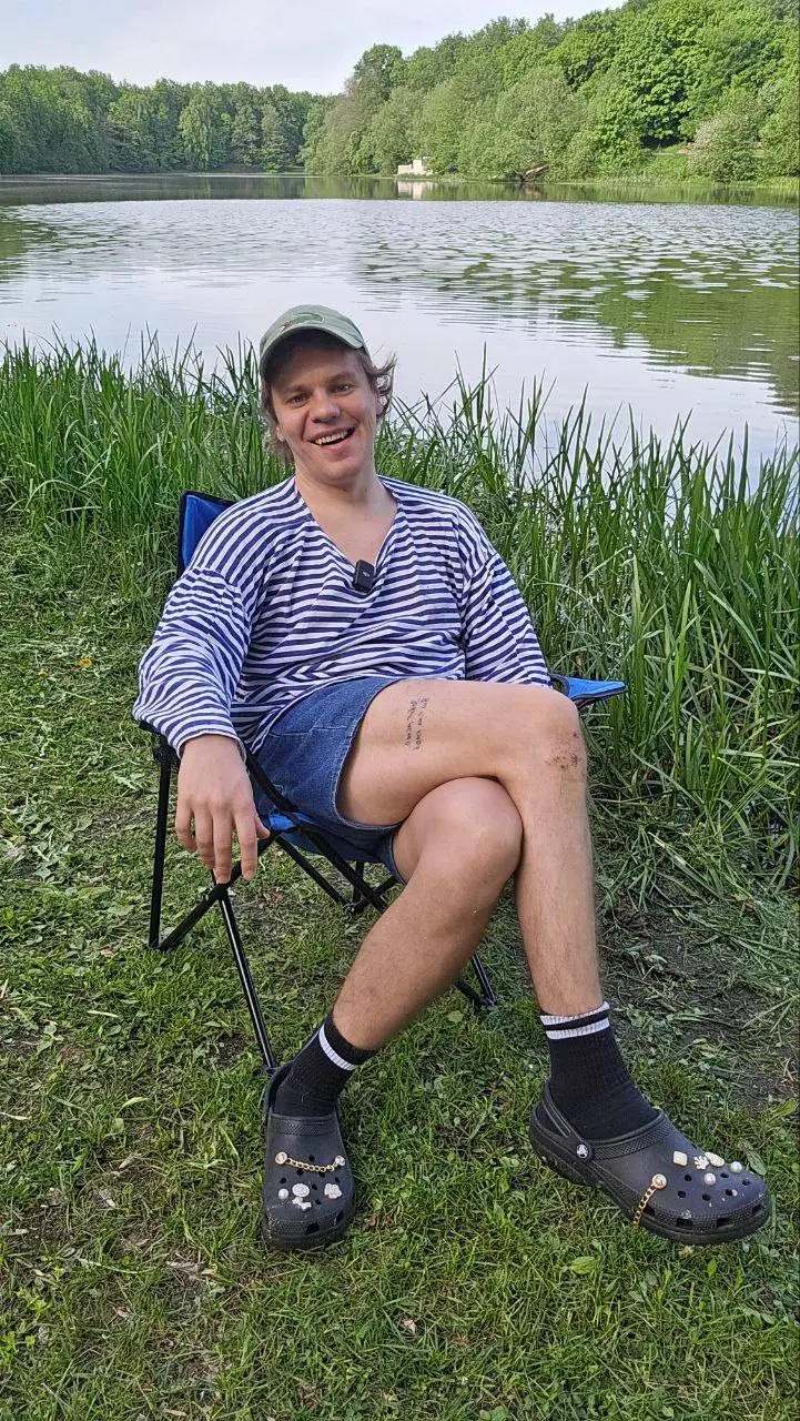 ШТО НОСЯТ ДИЗАЙНЕРЫ? В гостях — Влад Савин😆
кепка Lacoste 5к — взял из-за пхулого винтажного огромного крокодила. Заебок.
тельняжка 400 рублей, мужик типа
петличка DJI 25к — пишу рилсы на рыбалке | Сетка — социальная сеть от hh.ru