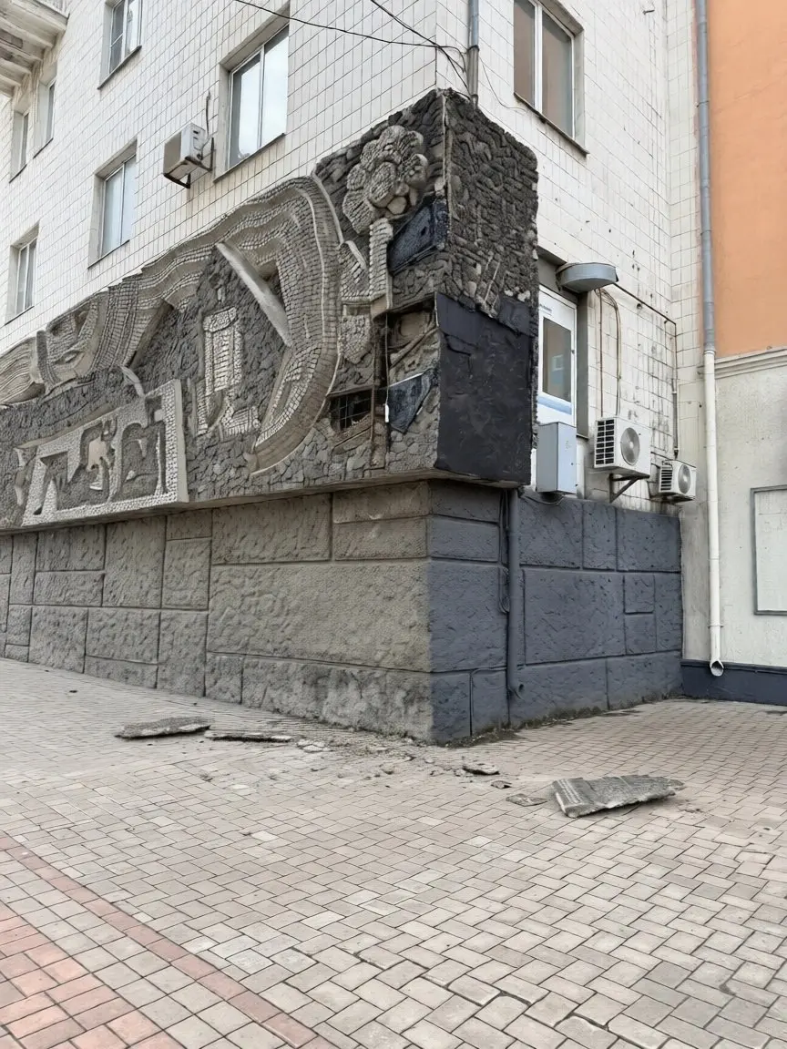 Осыпалась мозаика на ул. Артёма, 76 | Сетка — социальная сеть от hh.ru