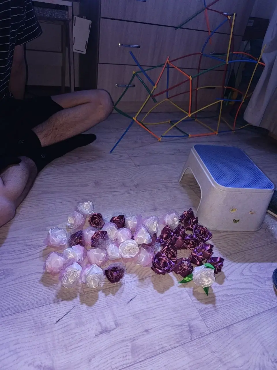 На фото только середина процесса.
🌟 Вчера начали делать из резины для творчества, но как я писала выше - сгорел пистолет в момент, когда уже цветы надо было собирать | Сетка — социальная сеть от hh.ru