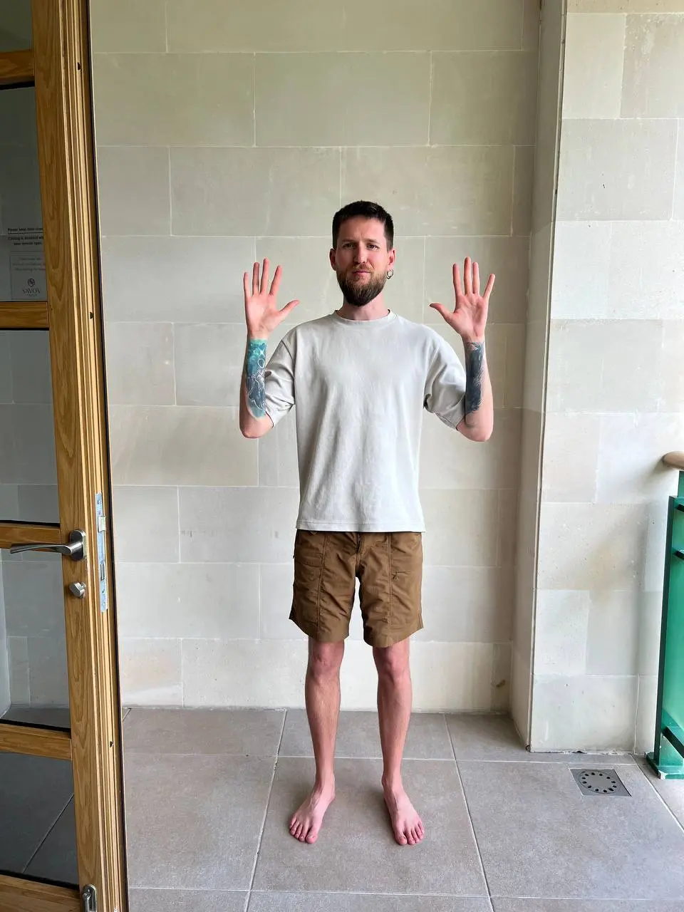 Если вам вдруг интересно, какие фотки кидать боту, чтобы он нормально генерил портреты
Я кидал вот такие | Сетка — социальная сеть от hh.ru