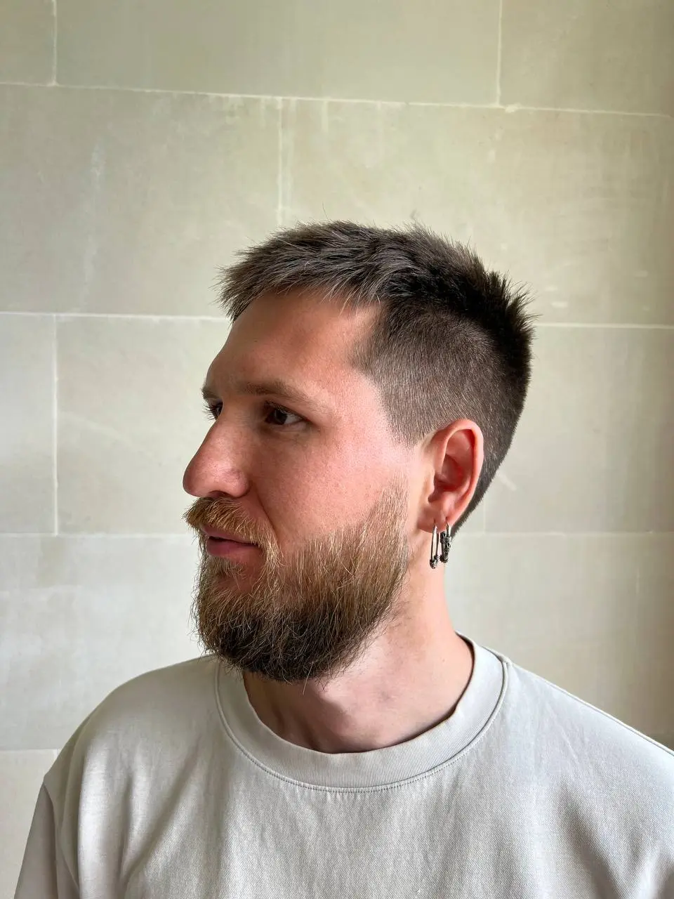 Если вам вдруг интересно, какие фотки кидать боту, чтобы он нормально генерил портреты
Я кидал вот такие | Сетка — социальная сеть от hh.ru