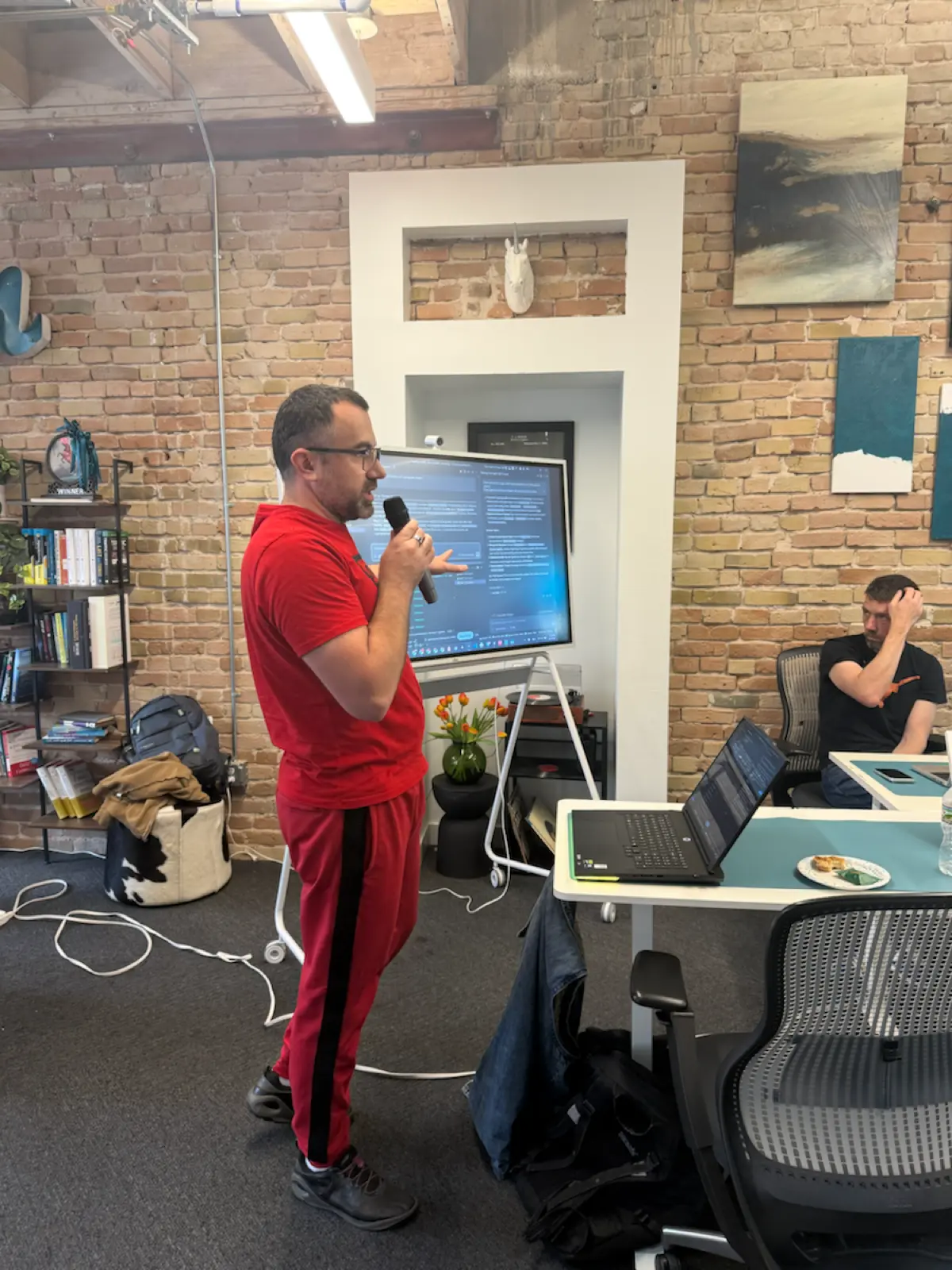 На этих выходных я организовала vibe coding party для нашего community AROUND в Остине | Сетка — социальная сеть от hh.ru