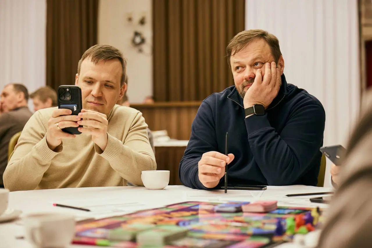 Кстати, недавно поиграл в Cashflow — с мужским комитетом «Опоры России».
Казалось бы, настолка. Но за пару часов мозг работает так, как не работает на большинстве бизнес-тренингов | Сетка — социальная сеть от hh.ru