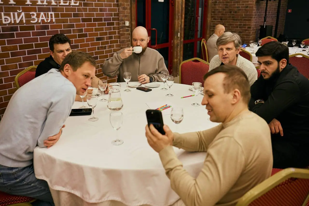 Кстати, недавно поиграл в Cashflow — с мужским комитетом «Опоры России».
Казалось бы, настолка. Но за пару часов мозг работает так, как не работает на большинстве бизнес-тренингов | Сетка — социальная сеть от hh.ru