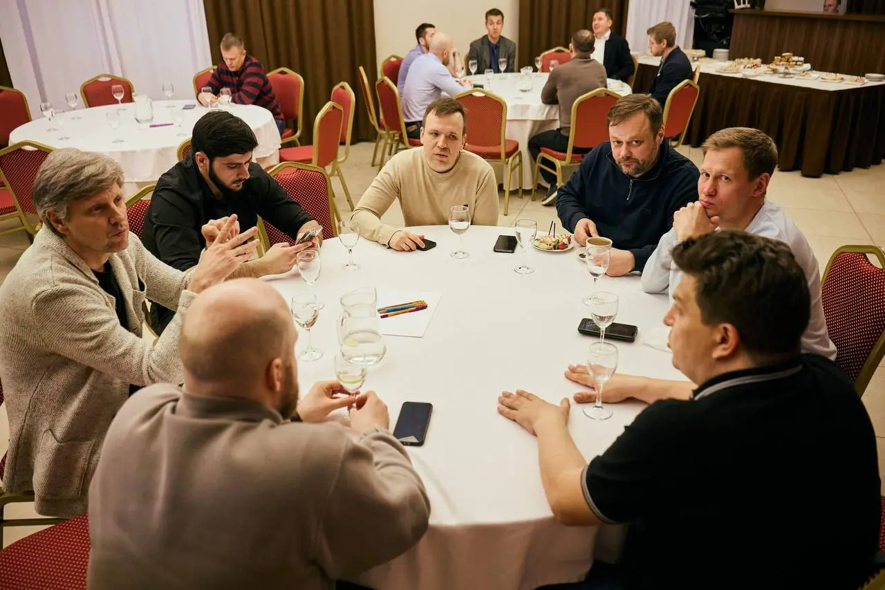 Кстати, недавно поиграл в Cashflow — с мужским комитетом «Опоры России».
Казалось бы, настолка. Но за пару часов мозг работает так, как не работает на большинстве бизнес-тренингов | Сетка — социальная сеть от hh.ru