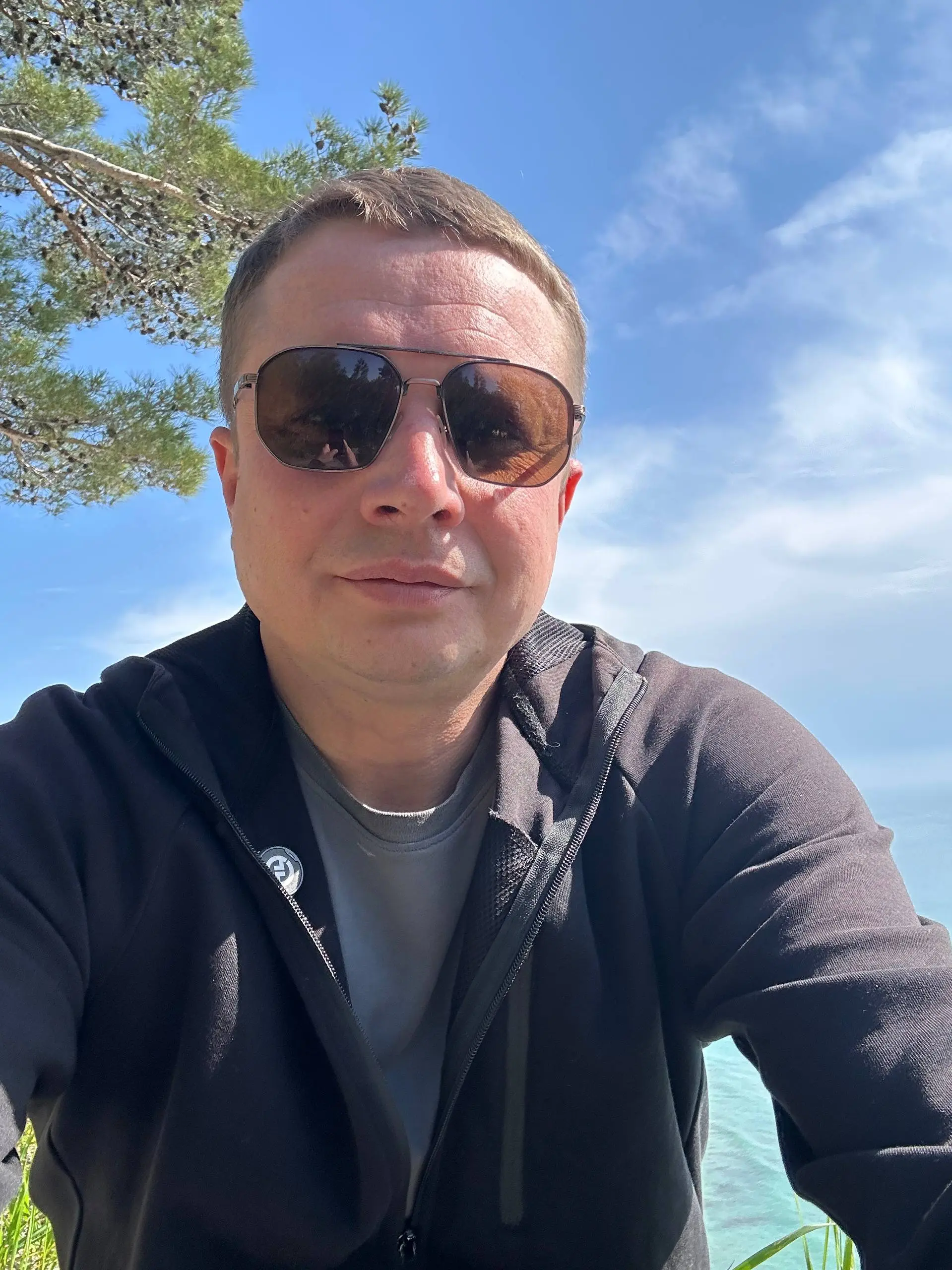 С января этого года я вышел из операционки всех своих IT проектов.
Я понял что не могу и не хочу больше совмещать два таких разных направления. Да и не нужно оно больше мне | Сетка — социальная сеть от hh.ru
