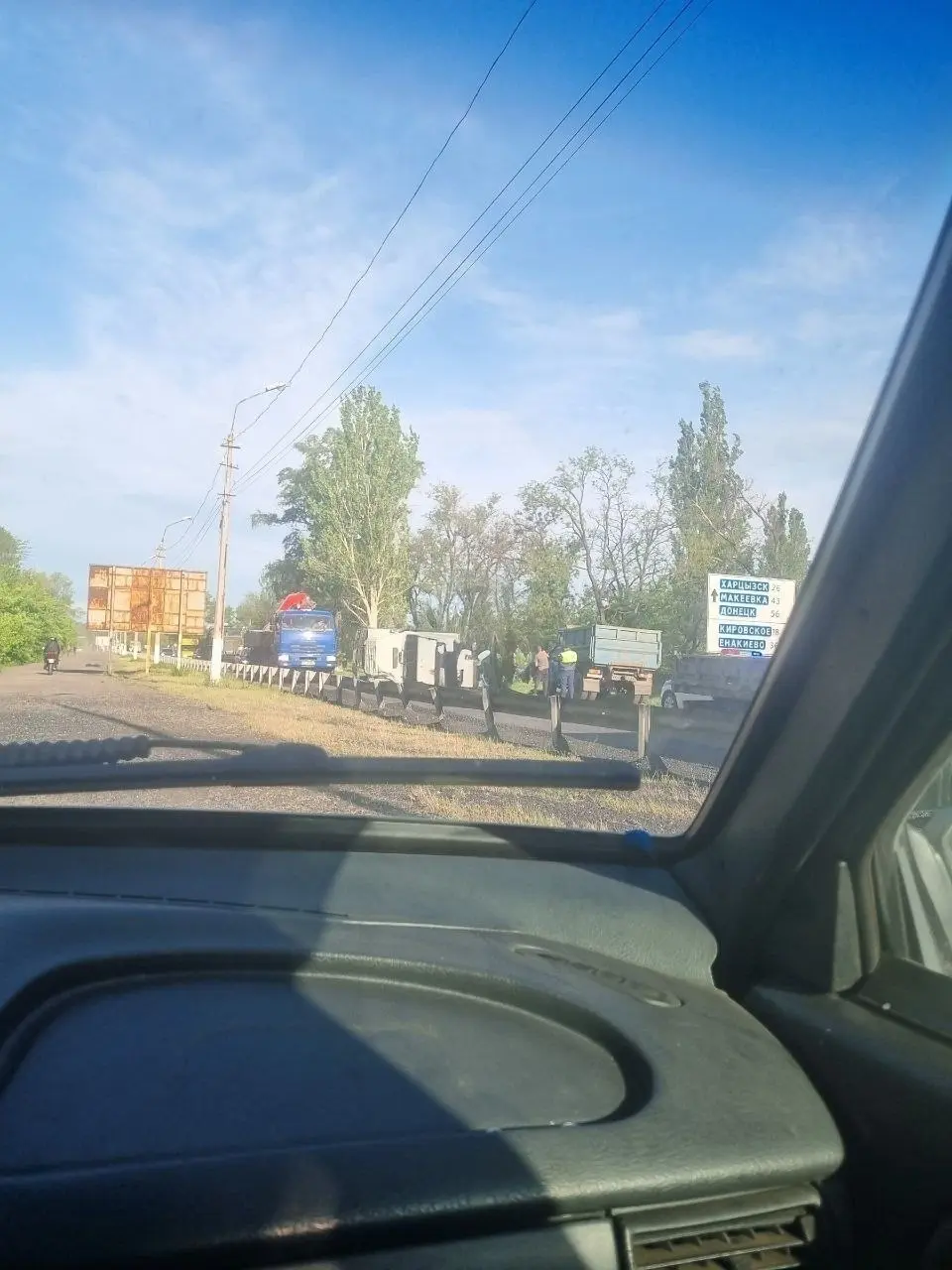 В Шахтерске ДТП с участием Шкоды и Зила. Грузовик перевернуося на бок на дороге. | Сетка — социальная сеть от hh.ru