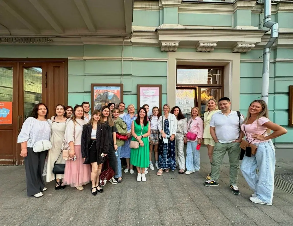 🩹 Когда после спектакля все выходят немного другими
В этот понедельник мы с коллегами сходили на спектакль «Авиатор» по роману Евгения Водолазкина | Сетка — социальная сеть от hh.ru