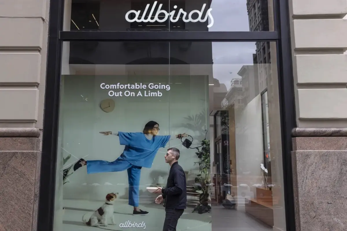 Резкий рост акций Allbirds на 600% подчеркивает тренд ‘AI Washing’:
Недавно акции Allbirds продемонстрировали впечатляющий рост на 600% после объявления о том, что компания будет делать акцент на иску... | Сетка — социальная сеть от hh.ru