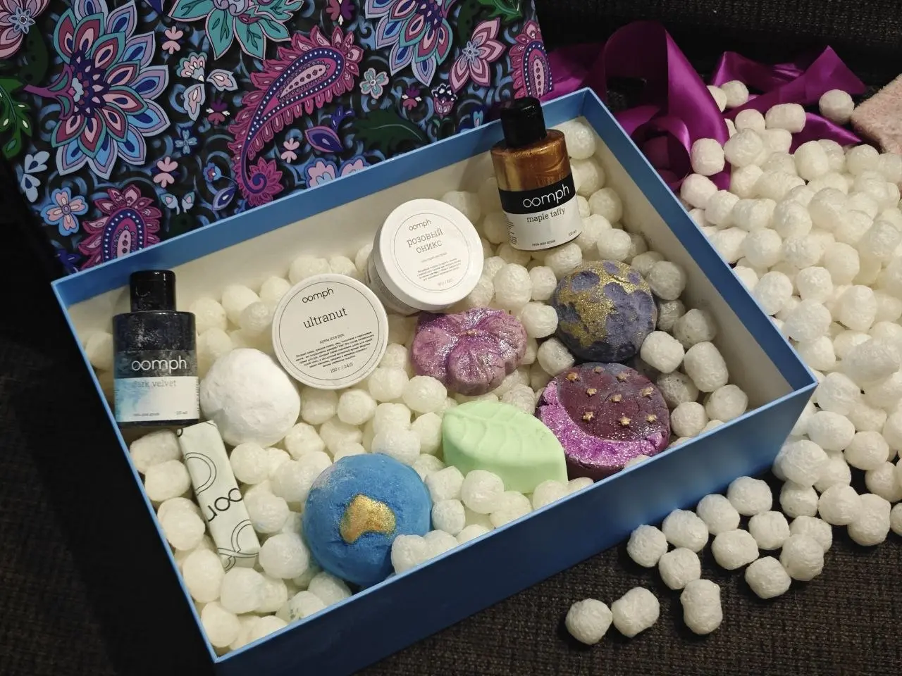 Егор вчера пришёл на свидание с огромной коробкой из oomph 🥹 (бывший Lush)
Не знаю кого я спасла в прошлой жизни, что у меня такой прекрасный муж, но меня всё устраивает 🫅 | Сетка — социальная сеть от hh.ru