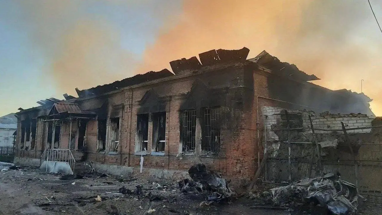 Последствия атаки БПЛА на учебный корпус и общежитие Старобельского колледжа в ЛНР.
Как сообщается, ранены 35 человек. Под завалами ещё находятся студенты. | Сетка — социальная сеть от hh.ru