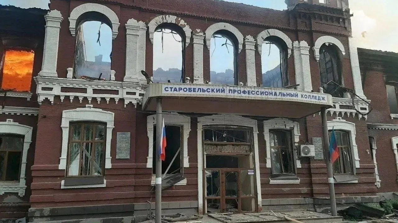 Последствия атаки БПЛА на учебный корпус и общежитие Старобельского колледжа в ЛНР.
Как сообщается, ранены 35 человек. Под завалами ещё находятся студенты. | Сетка — социальная сеть от hh.ru