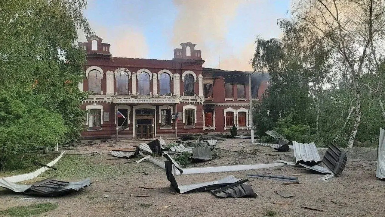 Последствия атаки БПЛА на учебный корпус и общежитие Старобельского колледжа в ЛНР.
Как сообщается, ранены 35 человек. Под завалами ещё находятся студенты. | Сетка — социальная сеть от hh.ru