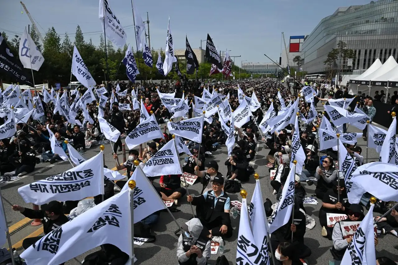 Весь мир следит за Samsung
Сегодня разворачивается один из самых значимых трудовых конфликтов в глобальной технологической индустрии | Сетка — социальная сеть от hh.ru