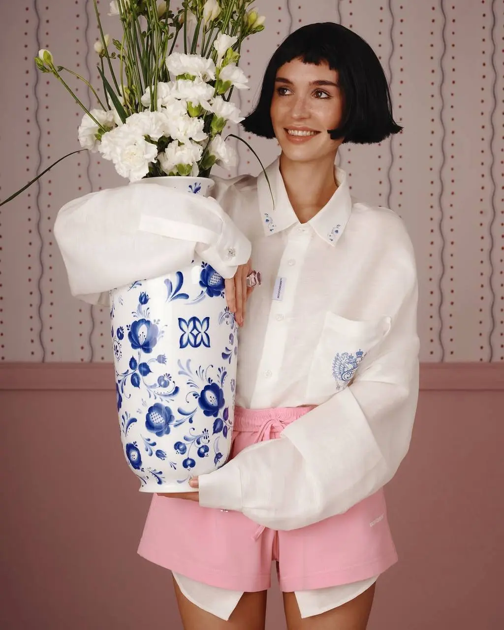 Коллаборация дня: MONOCHROME x «Гжель»
Бренд Monochrome запустил коллабу с объединением «Гжель». В коллекции видим одежду, керамику и аксессуары с элементами гжельской росписи | Сетка — социальная сеть от hh.ru