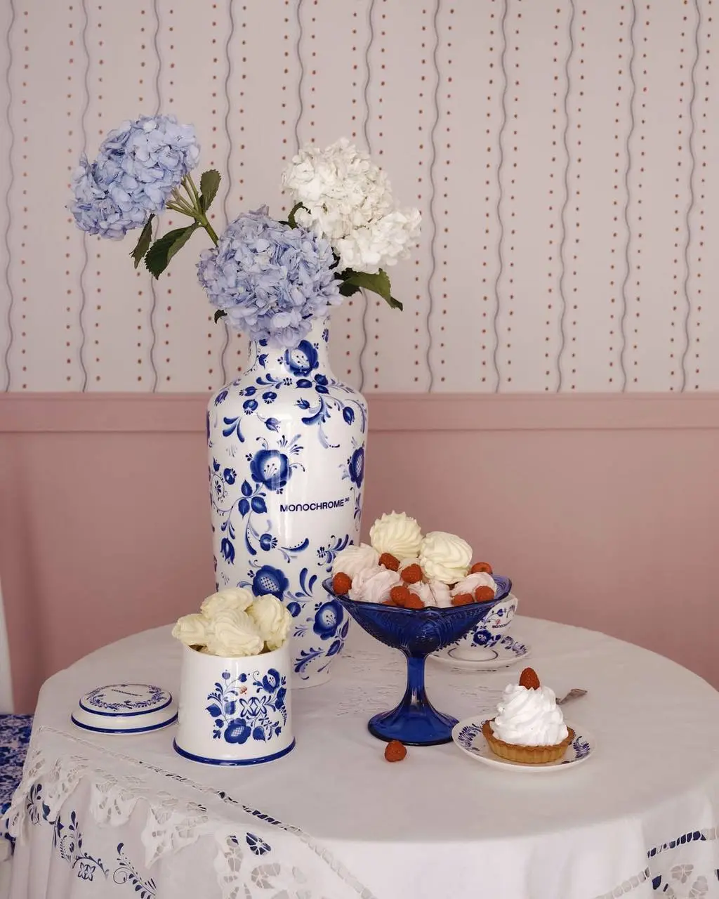 Коллаборация дня: MONOCHROME x «Гжель»
Бренд Monochrome запустил коллабу с объединением «Гжель». В коллекции видим одежду, керамику и аксессуары с элементами гжельской росписи | Сетка — социальная сеть от hh.ru