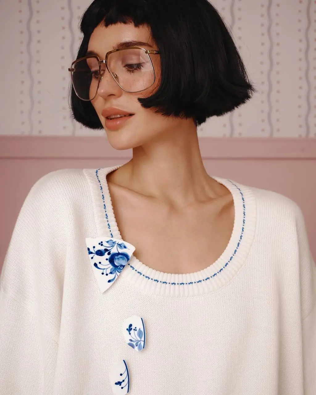 Коллаборация дня: MONOCHROME x «Гжель»
Бренд Monochrome запустил коллабу с объединением «Гжель». В коллекции видим одежду, керамику и аксессуары с элементами гжельской росписи | Сетка — социальная сеть от hh.ru
