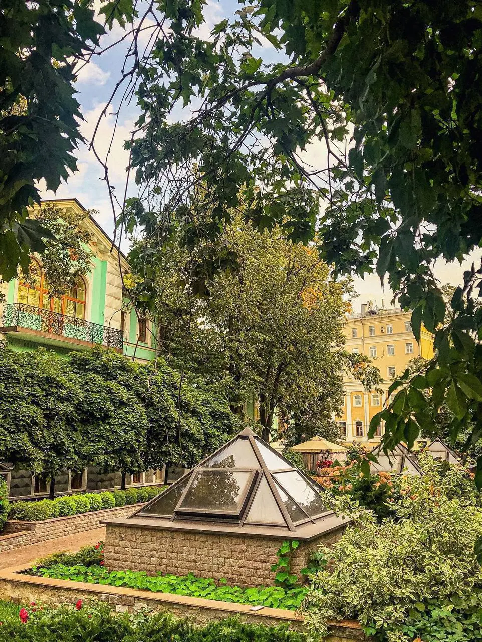 🌳 Секретный сад в центре города
Морозовский сад отлично подойдет для весенних прогулок и красивых фотографий
📍м. Китай-город, Большой Трёхсвятительский переулок, 1–3 ст1, Ивановская горка | Сетка — социальная сеть от hh.ru