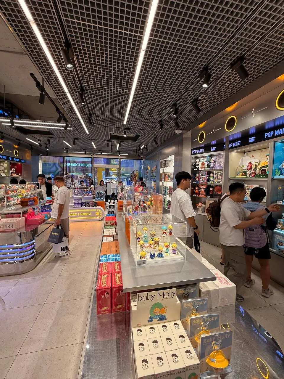 Сегодня познакомился с брендом Pop Mart в Сеуле.
Суть бренда - «слепые коробки» (blind boxes) | Сетка — социальная сеть от hh.ru