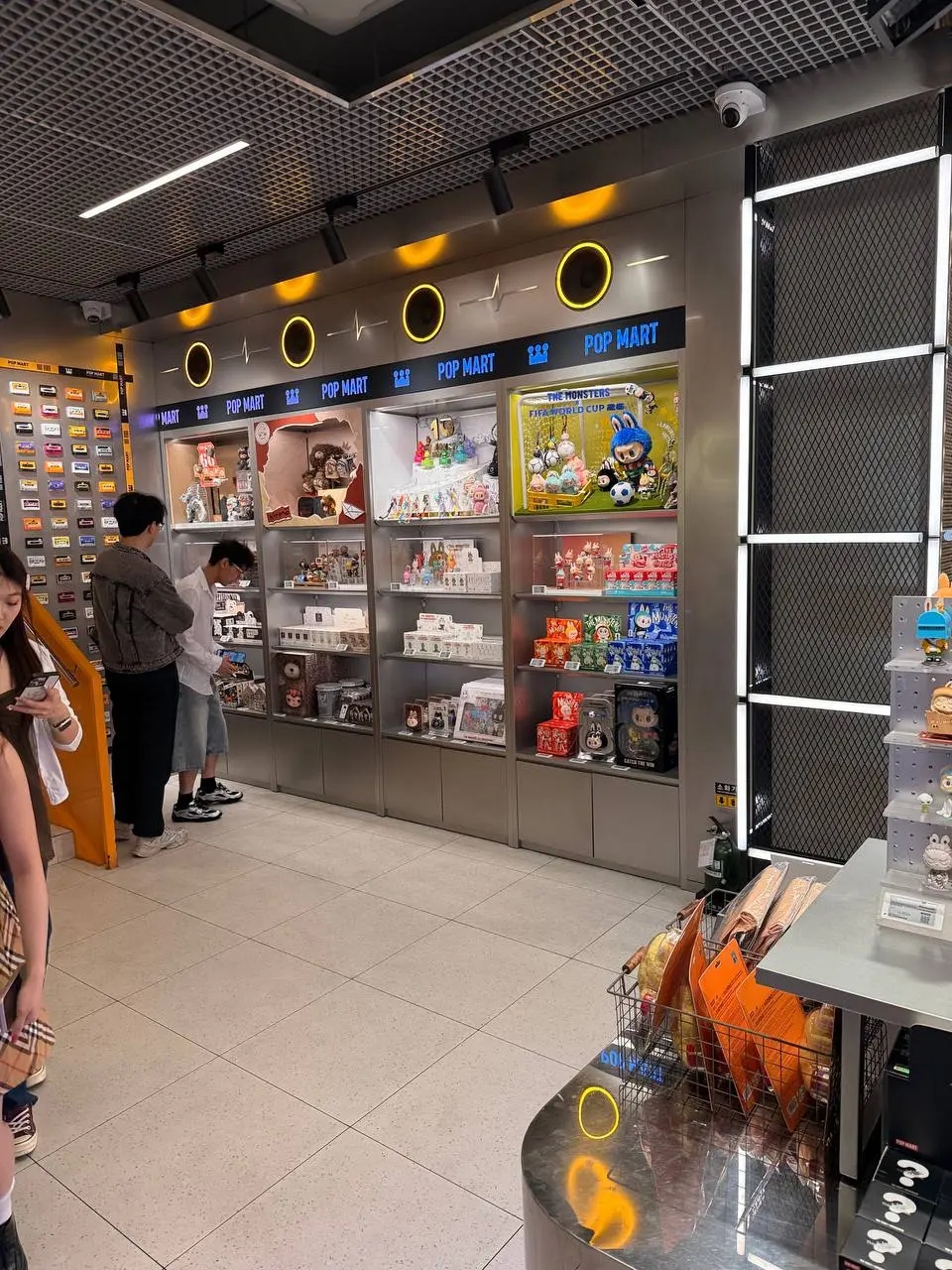 Сегодня познакомился с брендом Pop Mart в Сеуле.
Суть бренда - «слепые коробки» (blind boxes) | Сетка — социальная сеть от hh.ru