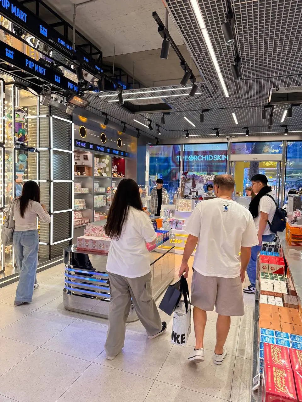 Сегодня познакомился с брендом Pop Mart в Сеуле.
Суть бренда - «слепые коробки» (blind boxes) | Сетка — социальная сеть от hh.ru