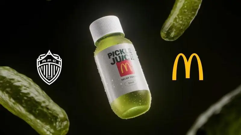 Новозеландский McDonald's на огуречном: совместно с футбольным клубом Auckland FC они выпустили огуречный рассол в мини-баночках | Сетка — социальная сеть от hh.ru