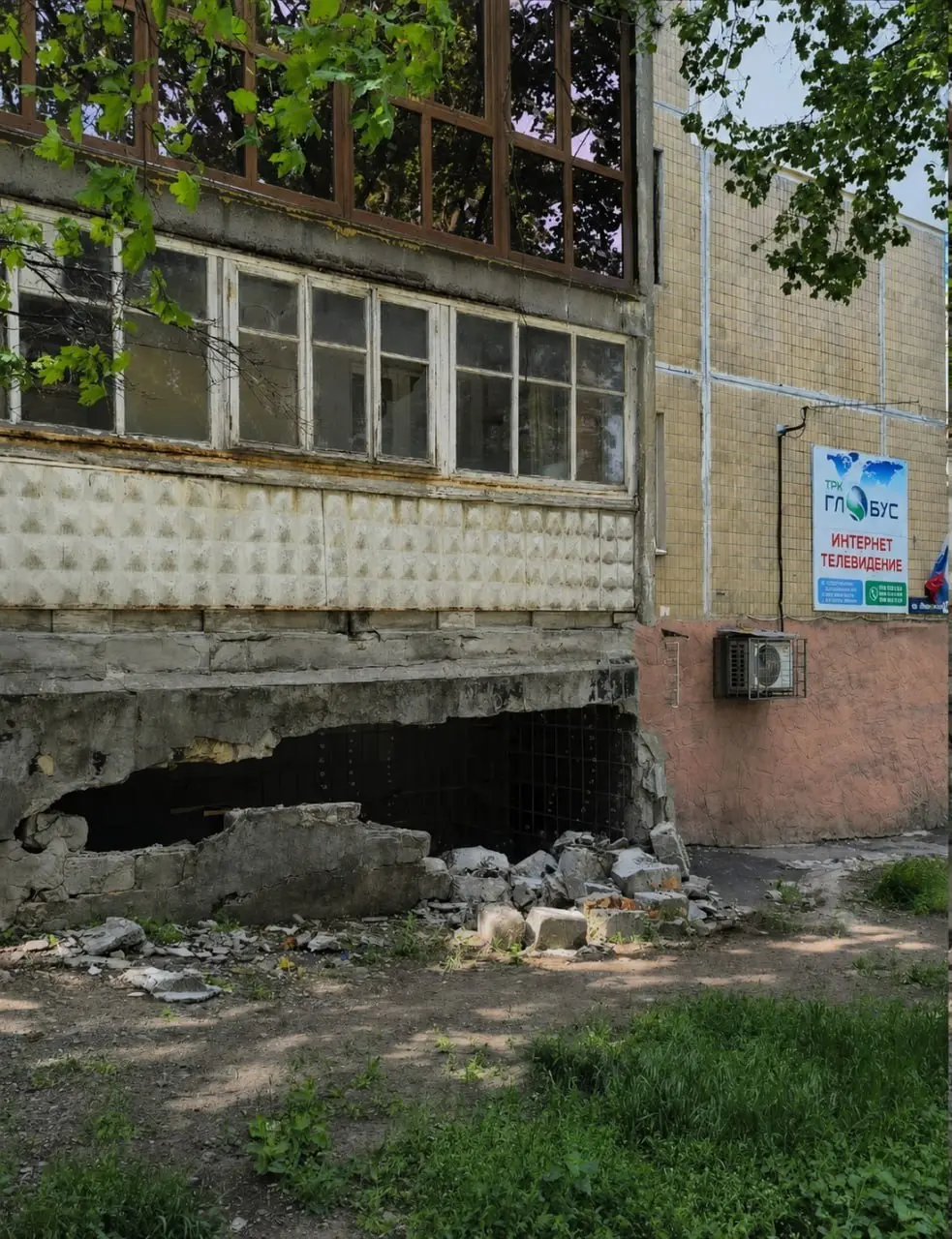 Сообщают, что в дыру в торце на Ленинском проспекте, 14 уже начали бросать пакеты с мусором
P.S.
Хозяйственный народ,шо вы хотите | Сетка — социальная сеть от hh.ru