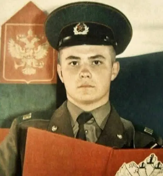 Ровно 30 лет назад, 23 мая 1996 года, в свой день рождения русский солдат Евгений Родионов был казнён чеченскими боевиками после 100 дней пыток.
Он отказался снять нательный крест и предать Родину | Сетка — социальная сеть от hh.ru