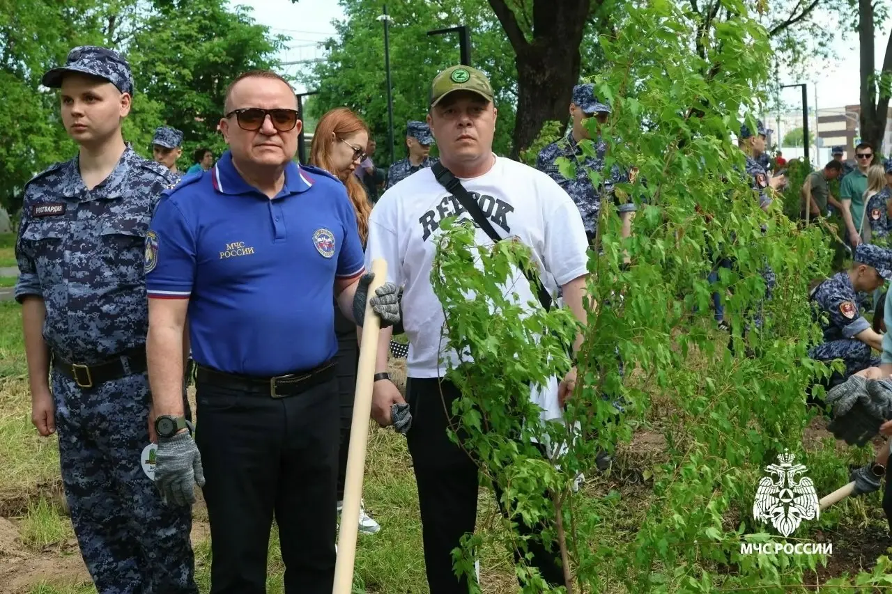 В память о погибших.
В Балашихе Московской области уже четвёртый год проходит высадка деревьев в честь героев, погибших в ходе специальной военной операции | Сетка — социальная сеть от hh.ru