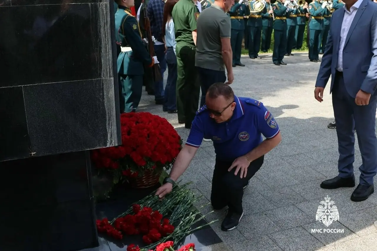 В память о погибших.
В Балашихе Московской области уже четвёртый год проходит высадка деревьев в честь героев, погибших в ходе специальной военной операции | Сетка — социальная сеть от hh.ru