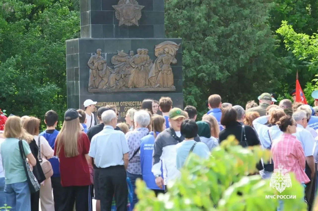 В память о погибших.
В Балашихе Московской области уже четвёртый год проходит высадка деревьев в честь героев, погибших в ходе специальной военной операции | Сетка — социальная сеть от hh.ru