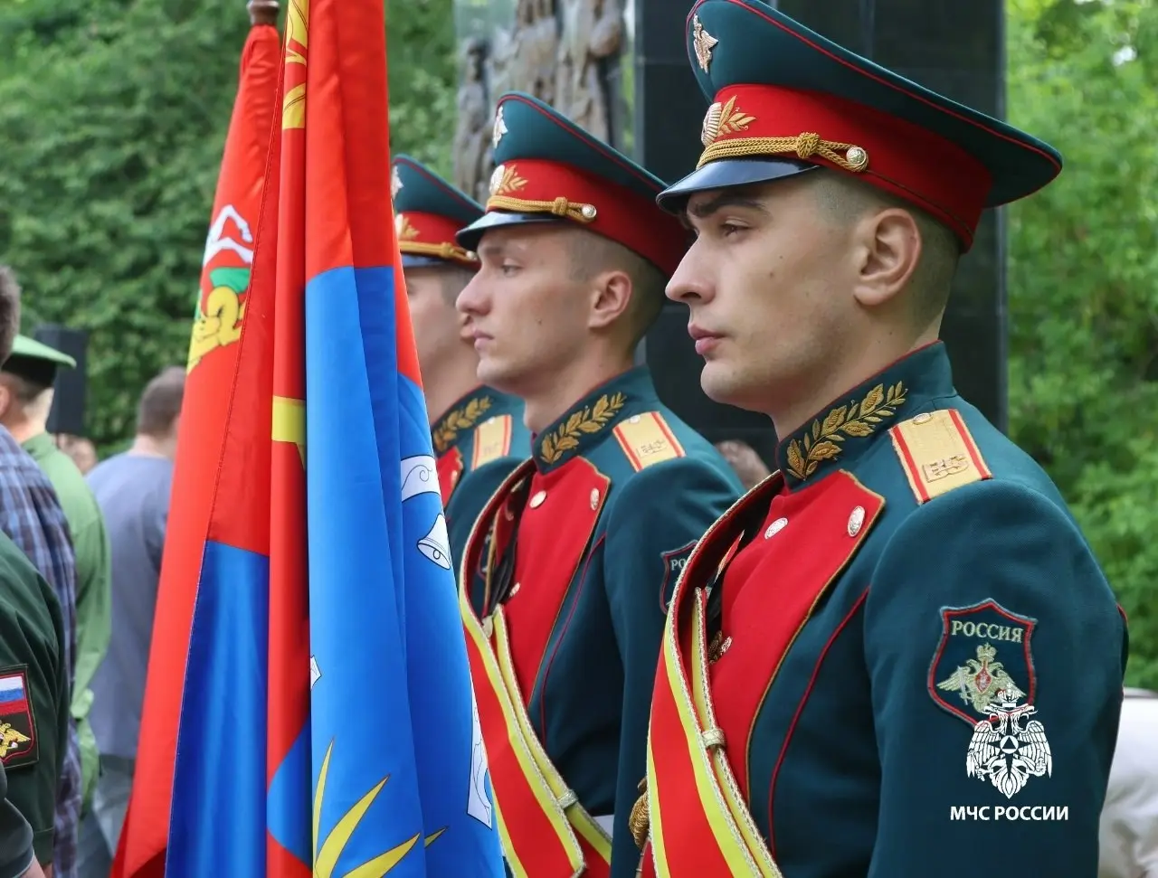 В память о погибших.
В Балашихе Московской области уже четвёртый год проходит высадка деревьев в честь героев, погибших в ходе специальной военной операции | Сетка — социальная сеть от hh.ru