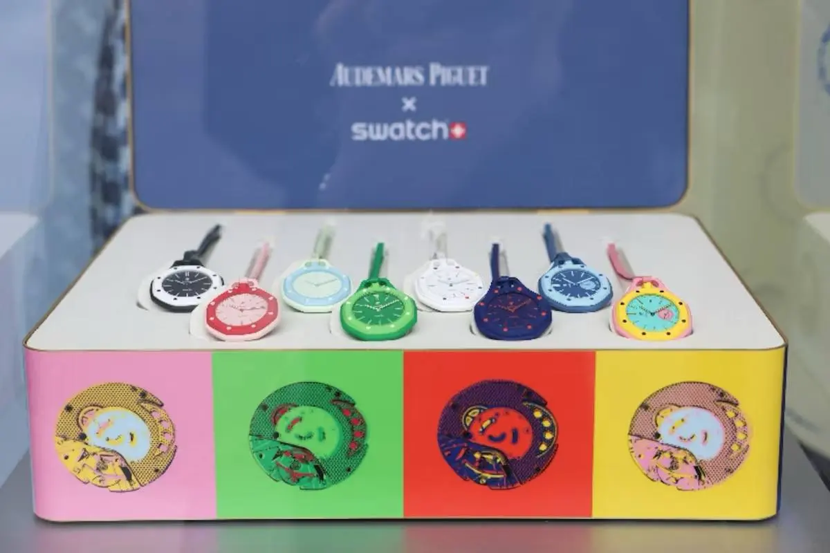 Gen Z готовы драться за часы за 240 000 ₽
Свежая история от Reuters: 19 мая Swatch выпустил коллаборацию с люксовым часовым брендом Audemars Piguet — коллекцию Royal Pop | Сетка — социальная сеть от hh.ru