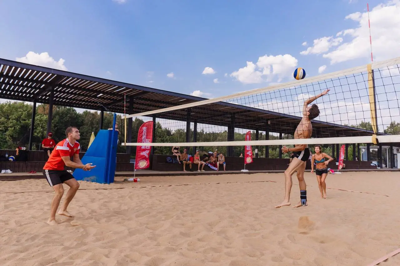 🏐Бесплатные пляжные тренировки в Москве
с 30 мая до 30 августа
По субботам и воскресеньям на городских пляжах под музыку диджеев будут проводить разные активности: йогу, зумбу, волейбол, растяжку, фун... | Сетка — социальная сеть от hh.ru