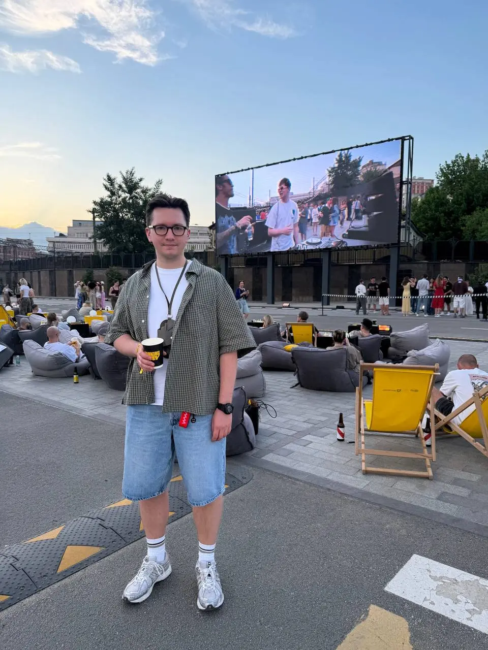 В пятницу вечером мы были на премьере фильма «Что творится с бизнесом?» про предпринимателей и кризис от ребят из проекта «На шуме» и Т-Бизнеса | Сетка — социальная сеть от hh.ru