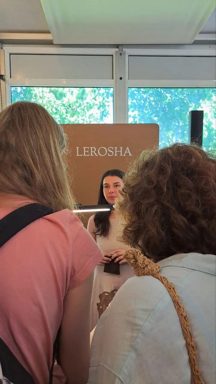 Вчера заглянула на Veter Spring Fest и принесла вам несколько интересных находок от брендов, которые видела впервые
Но сначала оцените, какой случайный тотальный цветовой мэтч случился у нас с плакато... | Сетка — социальная сеть от hh.ru