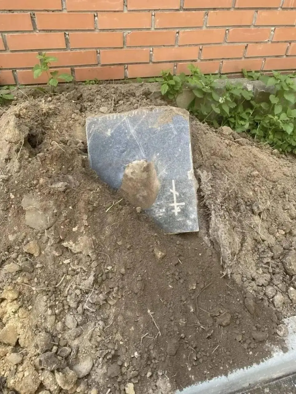 Жителям московского Чертаново завезли в качестве благоустройства землю с кладбища | Сетка — социальная сеть от hh.ru
