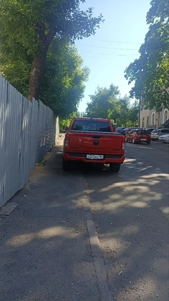 Разместите пожалуйста возле здания налоговой по Постышева стоит уже какой день! Утром иду на работу оно стоит вечером с работы стоит! Дальше стоянка! На другой стороне стоянка! Нет он стоит на пешеход... | Сетка — социальная сеть от hh.ru