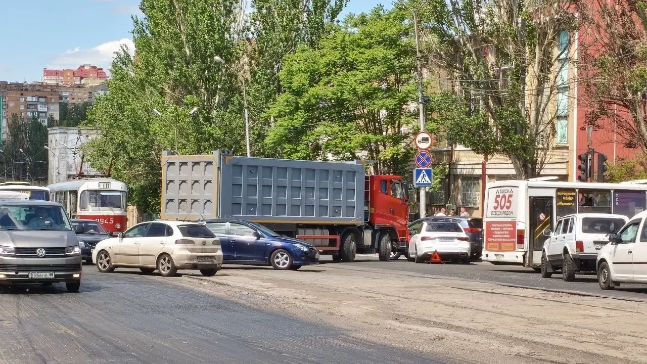Дзержинского/левобережная ДТП в сторону города. Лучше объехать! | Сетка — социальная сеть от hh.ru
