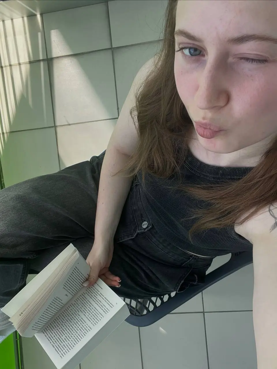 новая штучка в моей рутине
📖 я сильно люблю читать, делаю это буквально везде — в самолетах, поездах, метро, дома
но с учетом того, что я таскаю огромную сумку баул с ноутбуком | Сетка — социальная сеть от hh.ru
