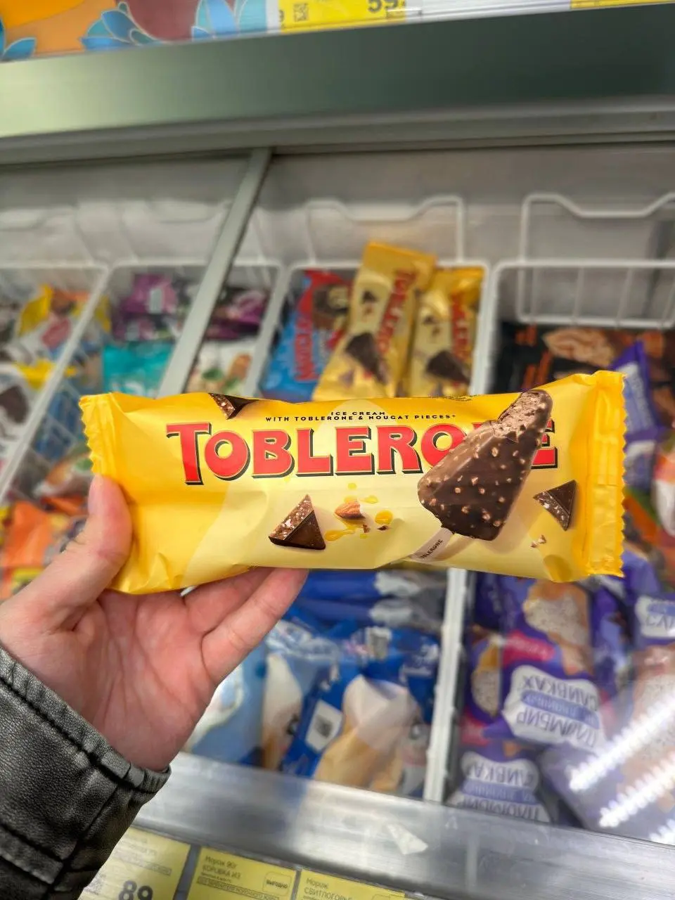 Мороженое Tobleroneпоявилось в Магните. Это супер шоколадное эскимо с орехами, на вкус напоминает шоколадку.
Цена кусается — 320 рублей. Придётся копить на мороженое 😨 | Сетка — социальная сеть от hh.ru