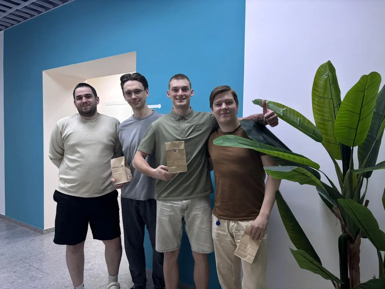 Надели наушники и подключились к пати 👾
В мае закончился внутренний турнир по Conter-Strike 2.0, в котором мы собрали не только коллег из Directum, но и партнёров | Сетка — социальная сеть от hh.ru