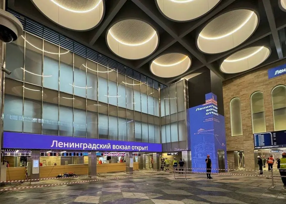 На днях здание Ленинградского вокзала открыли после двухлетней реконструкции. Теперь он стал полностью цифровым, а сама площадь увеличилась в несколько раз | Сетка — социальная сеть от hh.ru